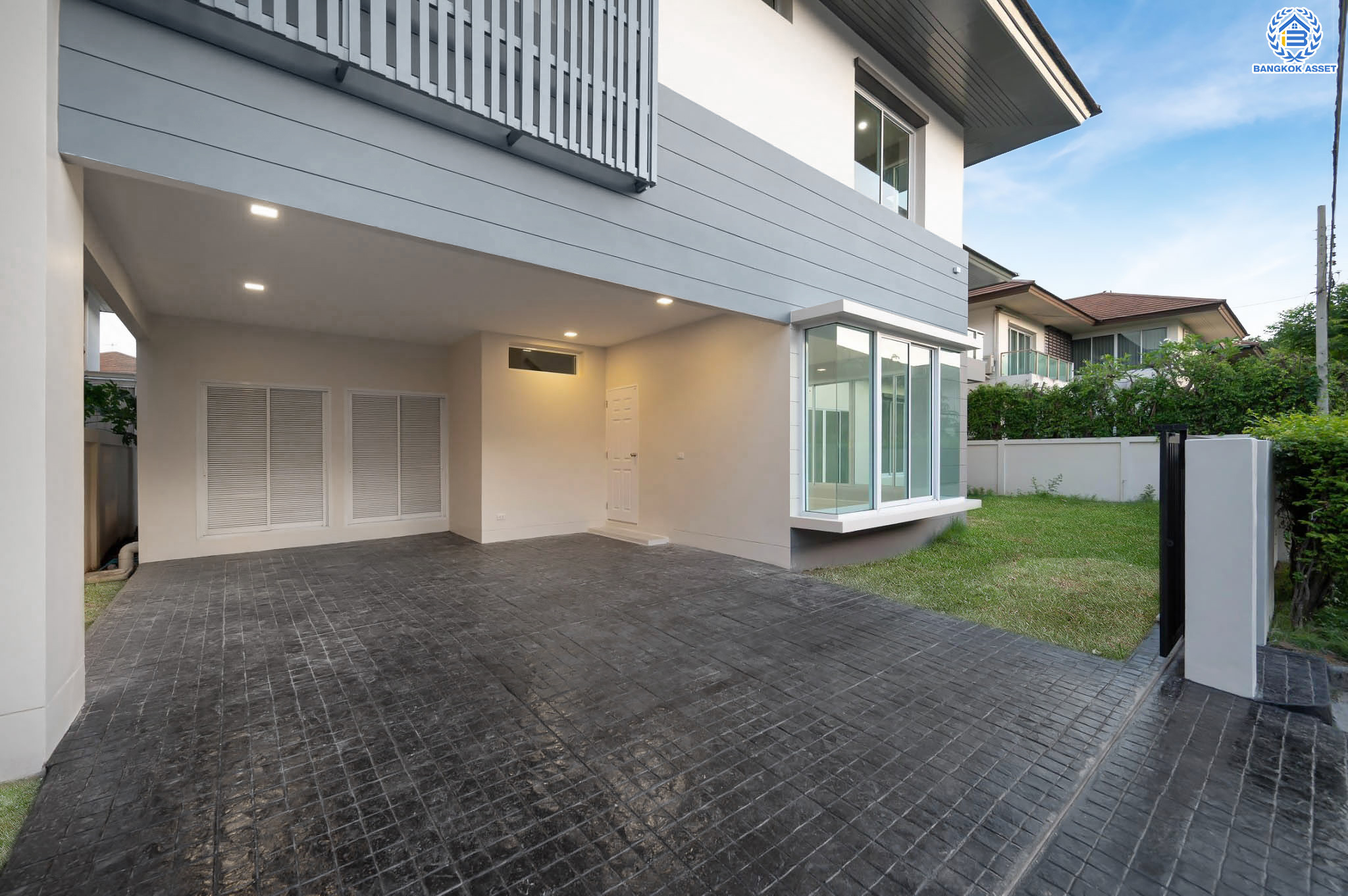 บ้านมือสองตกแต่งใหม่ โครงการ เดอะเวอรีเดียนโฮม กาญจนาภิเษก เนื้อที่กว้าง 75 ตร.ว. ฟังก์ชัน 3 ห้องนอน 4 ห้องน้ำ 1 ห้องอเนกประสงค์ 1 ห้องแม่บ้าน จอดรถได้ 2 จอด บนทำเลดี ติดถนนกาญจนาภิเษก เชื่อมต่อถนนรัตนาธิเบศร์ ถนนนครอินทร์ ถนนกาญจนาภิเษก ใกล้รถไฟฟ้าสายสีม่วง "สถานีตลาดบางใหญ่" และจุดขึ้นทางด่วน "ศรีรัช"...